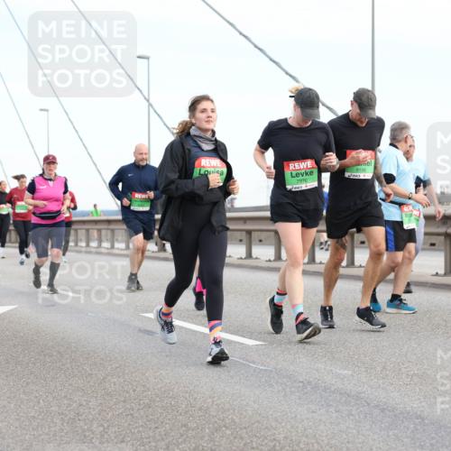 03.10.2025 - Köhlbrandbrückenlauf Lena Gebhardt http://msf.ph/oto/9199023 03.10.2025 15:36:52 Position 1 7970, 8156 meine-sportfotos.de