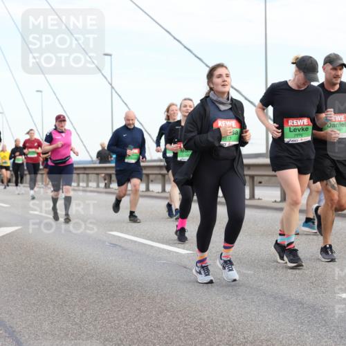03.10.2025 - Köhlbrandbrückenlauf Lena Gebhardt http://msf.ph/oto/9199024 03.10.2025 15:36:52 Position 1 8112, 7970 meine-sportfotos.de