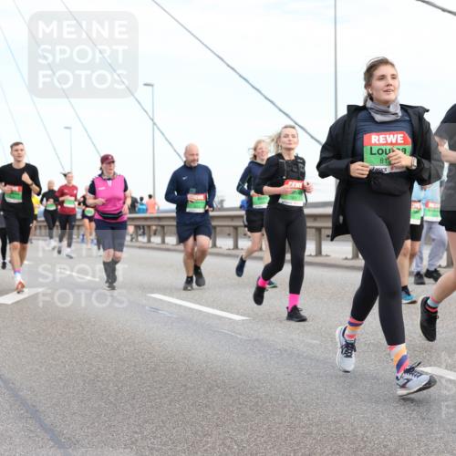 03.10.2025 - Köhlbrandbrückenlauf Lena Gebhardt http://msf.ph/oto/9199028 03.10.2025 15:36:53 Position 1 81, 7970 meine-sportfotos.de