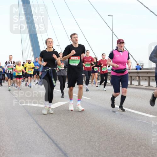 03.10.2025 - Köhlbrandbrückenlauf Lena Gebhardt http://msf.ph/oto/9199034 03.10.2025 15:36:54 Position 1  meine-sportfotos.de