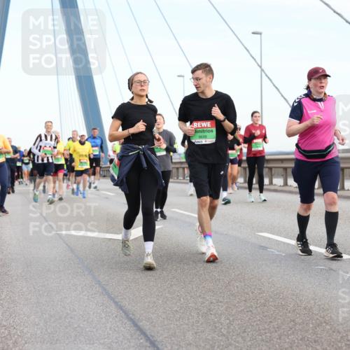 03.10.2025 - Köhlbrandbrückenlauf Lena Gebhardt http://msf.ph/oto/9199036 03.10.2025 15:36:54 Position 1 9648 meine-sportfotos.de