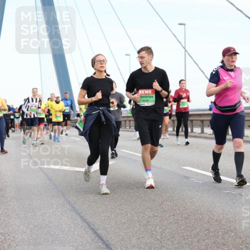 03.10.2025 - Köhlbrandbrückenlauf Lena Gebhardt http://msf.ph/oto/9199037 03.10.2025 15:36:54 Position 1 9648 meine-sportfotos.de