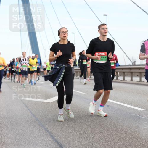 03.10.2025 - Köhlbrandbrückenlauf Lena Gebhardt http://msf.ph/oto/9199040 03.10.2025 15:36:55 Position 1 48 meine-sportfotos.de