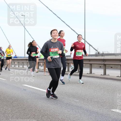 03.10.2025 - Köhlbrandbrückenlauf Lena Gebhardt http://msf.ph/oto/9199042 03.10.2025 15:36:57 Position 1 8234 meine-sportfotos.de