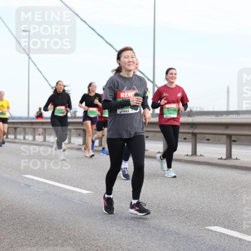 03.10.2025 - Köhlbrandbrückenlauf Lena Gebhardt http://msf.ph/oto/9199044 03.10.2025 15:36:58 Position 1  meine-sportfotos.de