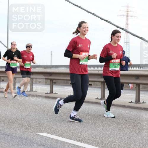03.10.2025 - Köhlbrandbrückenlauf Lena Gebhardt http://msf.ph/oto/9199048 03.10.2025 15:36:59 Position 1 8332, 8264 meine-sportfotos.de