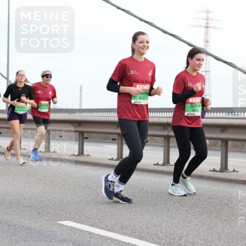 03.10.2025 - Köhlbrandbrückenlauf Lena Gebhardt http://msf.ph/oto/9199049 03.10.2025 15:36:59 Position 1 8332, 8264 meine-sportfotos.de