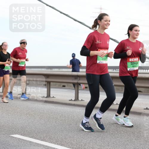 03.10.2025 - Köhlbrandbrückenlauf Lena Gebhardt http://msf.ph/oto/9199051 03.10.2025 15:37:00 Position 1 8332, 8264 meine-sportfotos.de
