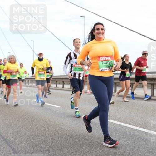 03.10.2025 - Köhlbrandbrückenlauf Lena Gebhardt http://msf.ph/oto/9199053 03.10.2025 15:37:01 Position 1 8736, 7156 meine-sportfotos.de