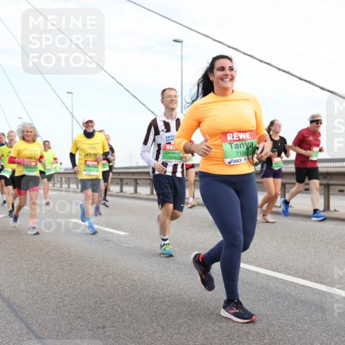 03.10.2025 - Köhlbrandbrückenlauf Lena Gebhardt http://msf.ph/oto/9199054 03.10.2025 15:37:01 Position 1 2025, 7156 meine-sportfotos.de