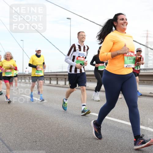 03.10.2025 - Köhlbrandbrückenlauf Lena Gebhardt http://msf.ph/oto/9199055 03.10.2025 15:37:01 Position 1 7156 meine-sportfotos.de