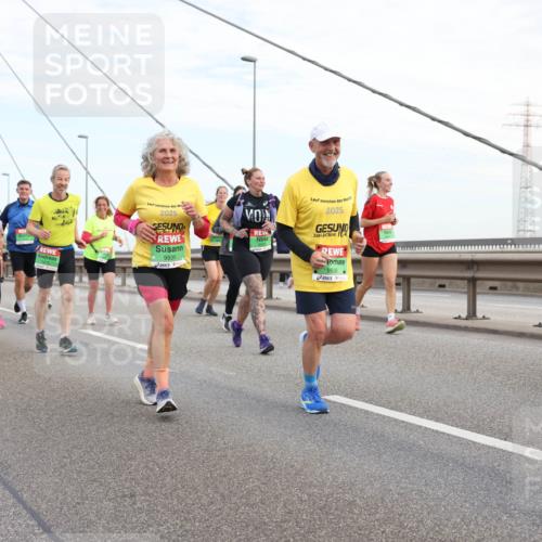 03.10.2025 - Köhlbrandbrückenlauf Lena Gebhardt http://msf.ph/oto/9199062 03.10.2025 15:37:02 Position 1 2025, 9535, 2025, 9536 meine-sportfotos.de
