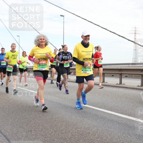 03.10.2025 - Köhlbrandbrückenlauf Lena Gebhardt http://msf.ph/oto/9199063 03.10.2025 15:37:02 Position 1 2025, 9535, 2025, 9536 meine-sportfotos.de