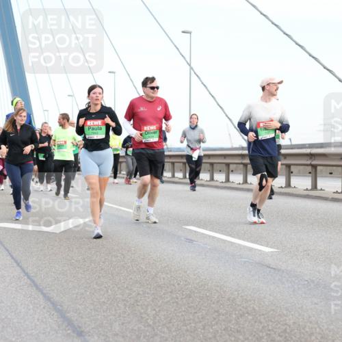 03.10.2025 - Köhlbrandbrückenlauf Lena Gebhardt http://msf.ph/oto/9199094 03.10.2025 15:37:09 Position 1 7943 meine-sportfotos.de