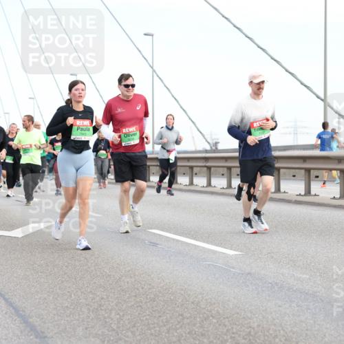 03.10.2025 - Köhlbrandbrückenlauf Lena Gebhardt http://msf.ph/oto/9199095 03.10.2025 15:37:09 Position 1 7943, 9234, 7137 meine-sportfotos.de