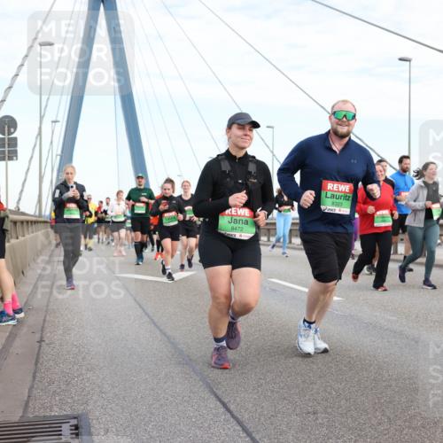 03.10.2025 - Köhlbrandbrückenlauf Lena Gebhardt http://msf.ph/oto/9199134 03.10.2025 15:37:21 Position 1 8472, 8323, 8519 meine-sportfotos.de