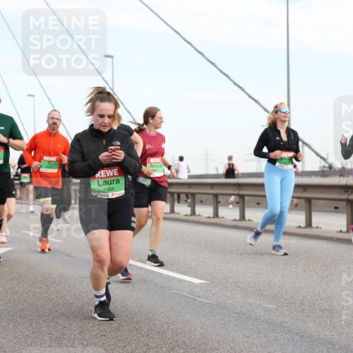 03.10.2025 - Köhlbrandbrückenlauf Lena Gebhardt http://msf.ph/oto/9199138 03.10.2025 15:37:24 Position 1 9636, 8684 meine-sportfotos.de