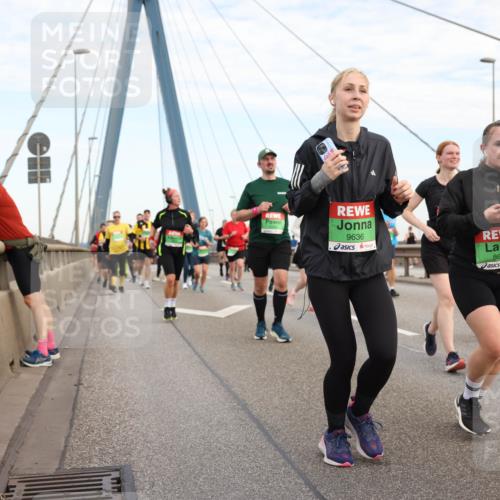03.10.2025 - Köhlbrandbrückenlauf Lena Gebhardt http://msf.ph/oto/9199140 03.10.2025 15:37:25 Position 1 9636, 8684 meine-sportfotos.de