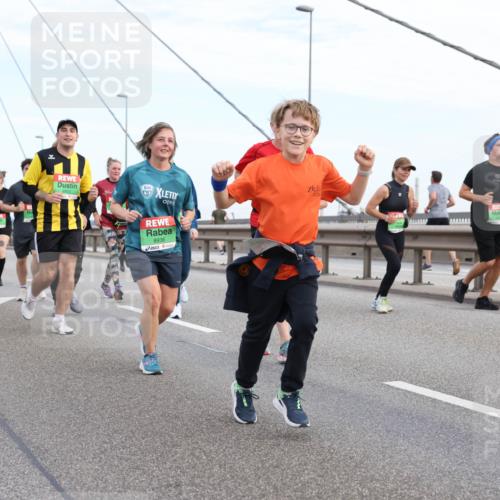 03.10.2025 - Köhlbrandbrückenlauf Lena Gebhardt http://msf.ph/oto/9199155 03.10.2025 15:37:29 Position 1 8936 meine-sportfotos.de