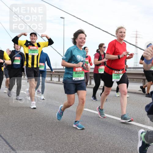03.10.2025 - Köhlbrandbrückenlauf Lena Gebhardt http://msf.ph/oto/9199161 03.10.2025 15:37:30 Position 1 8852, 8936, 8935, 8189 meine-sportfotos.de