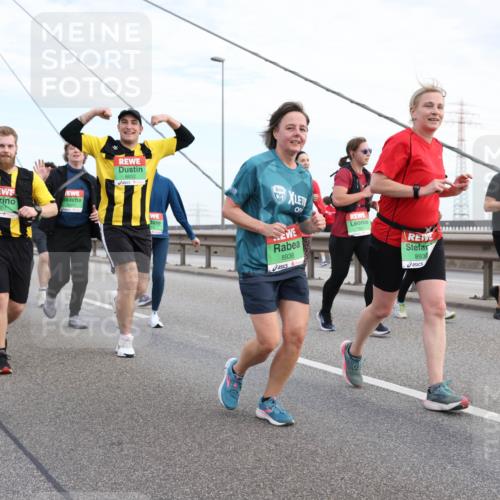 03.10.2025 - Köhlbrandbrückenlauf Lena Gebhardt http://msf.ph/oto/9199162 03.10.2025 15:37:31 Position 1 8852, 8936, 8935 meine-sportfotos.de