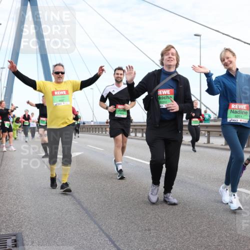 03.10.2025 - Köhlbrandbrückenlauf Lena Gebhardt http://msf.ph/oto/9199169 03.10.2025 15:37:32 Position 1 8260, 9697, 8261, 11 meine-sportfotos.de