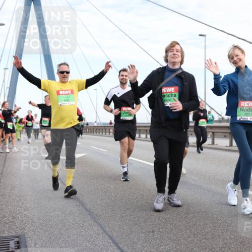 03.10.2025 - Köhlbrandbrückenlauf Lena Gebhardt http://msf.ph/oto/9199170 03.10.2025 15:37:32 Position 1 9697, 8260, 8261, 7988 meine-sportfotos.de