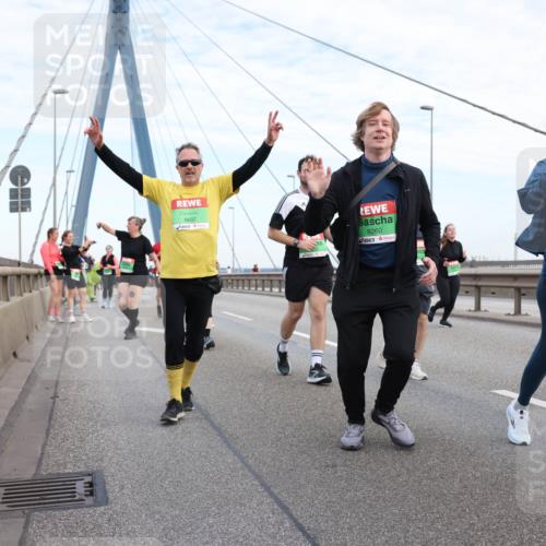 03.10.2025 - Köhlbrandbrückenlauf Lena Gebhardt http://msf.ph/oto/9199171 03.10.2025 15:37:33 Position 1 9697, 8260, 8261 meine-sportfotos.de