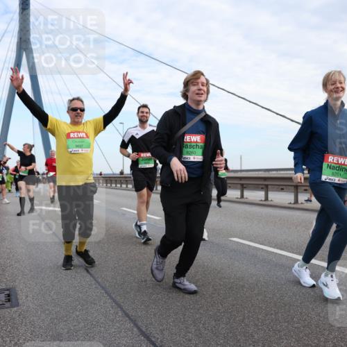 03.10.2025 - Köhlbrandbrückenlauf Lena Gebhardt http://msf.ph/oto/9199173 03.10.2025 15:37:33 Position 1 9697, 8260, 8261 meine-sportfotos.de