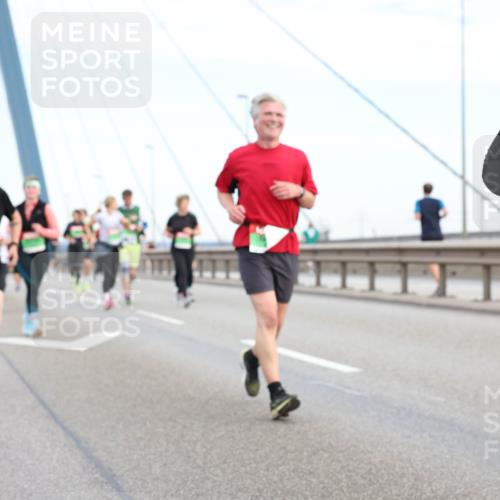 03.10.2025 - Köhlbrandbrückenlauf Lena Gebhardt http://msf.ph/oto/9199184 03.10.2025 15:37:36 Position 1  meine-sportfotos.de