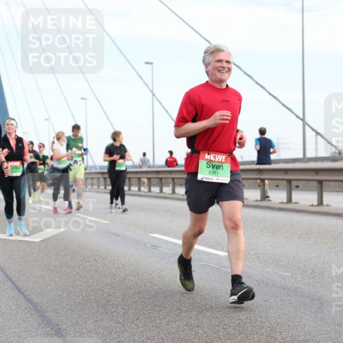 03.10.2025 - Köhlbrandbrückenlauf Lena Gebhardt http://msf.ph/oto/9199185 03.10.2025 15:37:36 Position 1 8658, 8357 meine-sportfotos.de
