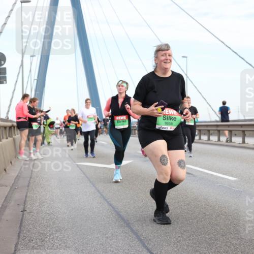 03.10.2025 - Köhlbrandbrückenlauf Lena Gebhardt http://msf.ph/oto/9199191 03.10.2025 15:37:37 Position 1 8658 meine-sportfotos.de