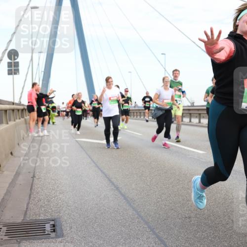 03.10.2025 - Köhlbrandbrückenlauf Lena Gebhardt http://msf.ph/oto/9199200 03.10.2025 15:37:39 Position 1 8320 meine-sportfotos.de