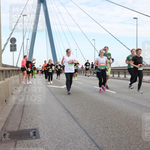03.10.2025 - Köhlbrandbrückenlauf Lena Gebhardt http://msf.ph/oto/9199203 03.10.2025 15:37:40 Position 1  meine-sportfotos.de