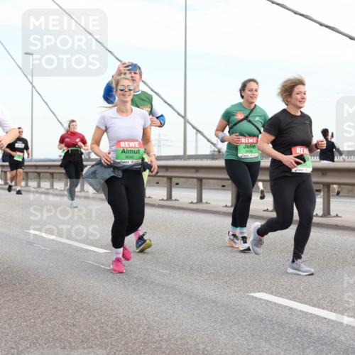 03.10.2025 - Köhlbrandbrückenlauf Lena Gebhardt http://msf.ph/oto/9199206 03.10.2025 15:37:40 Position 1 9534, 8090, 9436 meine-sportfotos.de