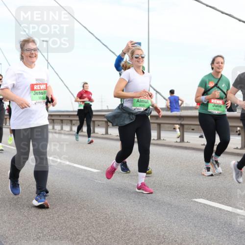 03.10.2025 - Köhlbrandbrückenlauf Lena Gebhardt http://msf.ph/oto/9199207 03.10.2025 15:37:41 Position 1 9534, 8090, 8022, 9436 meine-sportfotos.de