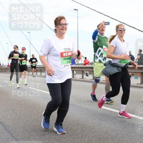 03.10.2025 - Köhlbrandbrückenlauf Lena Gebhardt http://msf.ph/oto/9199210 03.10.2025 15:37:42 Position 1 953, 9436, 8090 meine-sportfotos.de