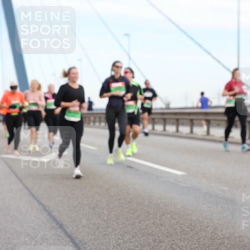 03.10.2025 - Köhlbrandbrückenlauf Lena Gebhardt http://msf.ph/oto/9199213 03.10.2025 15:37:42 Position 1  meine-sportfotos.de