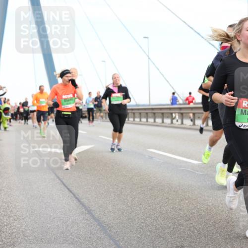 03.10.2025 - Köhlbrandbrückenlauf Lena Gebhardt http://msf.ph/oto/9199221 03.10.2025 15:37:44 Position 1 8402 meine-sportfotos.de