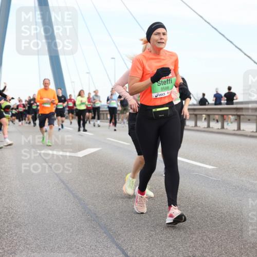 03.10.2025 - Köhlbrandbrückenlauf Lena Gebhardt http://msf.ph/oto/9199230 03.10.2025 15:37:46 Position 1 8588 meine-sportfotos.de