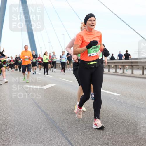 03.10.2025 - Köhlbrandbrückenlauf Lena Gebhardt http://msf.ph/oto/9199231 03.10.2025 15:37:46 Position 1  meine-sportfotos.de