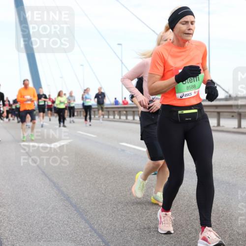 03.10.2025 - Köhlbrandbrückenlauf Lena Gebhardt http://msf.ph/oto/9199232 03.10.2025 15:37:46 Position 1 8588 meine-sportfotos.de