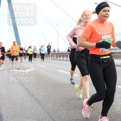 03.10.2025 - Köhlbrandbrückenlauf Lena Gebhardt http://msf.ph/oto/9199236 03.10.2025 15:37:46 Position 1  meine-sportfotos.de
