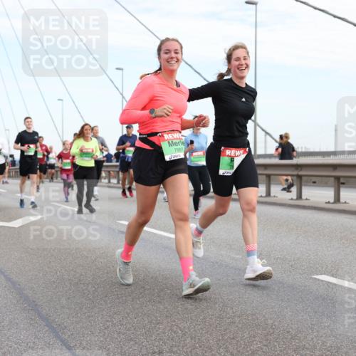 03.10.2025 - Köhlbrandbrückenlauf Lena Gebhardt http://msf.ph/oto/9199247 03.10.2025 15:37:50 Position 1 65, 7887 meine-sportfotos.de