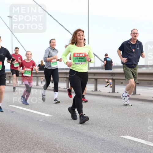 03.10.2025 - Köhlbrandbrückenlauf Lena Gebhardt http://msf.ph/oto/9199256 03.10.2025 15:37:52 Position 1 7706, 7877, 8677, 8376 meine-sportfotos.de