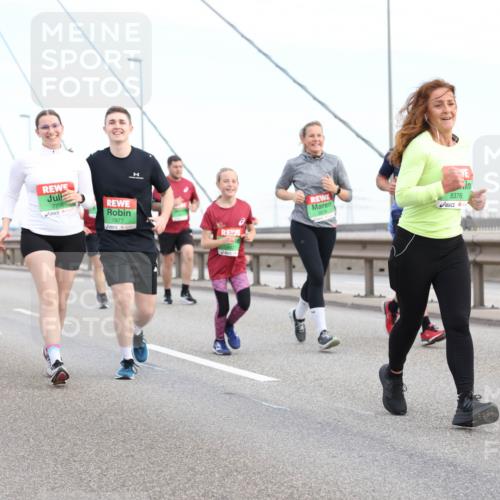 03.10.2025 - Köhlbrandbrückenlauf Lena Gebhardt http://msf.ph/oto/9199257 03.10.2025 15:37:53 Position 1 7706, 7877, 8376 meine-sportfotos.de