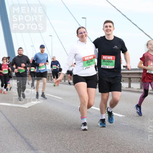 03.10.2025 - Köhlbrandbrückenlauf Lena Gebhardt http://msf.ph/oto/9199260 03.10.2025 15:37:54 Position 1 7706, 7877, 8678 meine-sportfotos.de