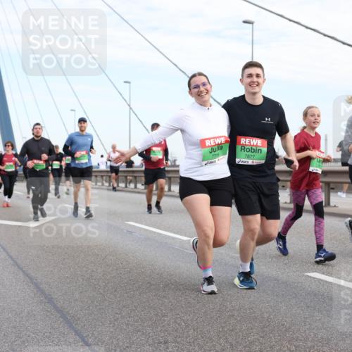 03.10.2025 - Köhlbrandbrückenlauf Lena Gebhardt http://msf.ph/oto/9199264 03.10.2025 15:37:54 Position 1 7706, 7877 meine-sportfotos.de