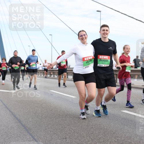 03.10.2025 - Köhlbrandbrückenlauf Lena Gebhardt http://msf.ph/oto/9199265 03.10.2025 15:37:55 Position 1 7706, 7877 meine-sportfotos.de