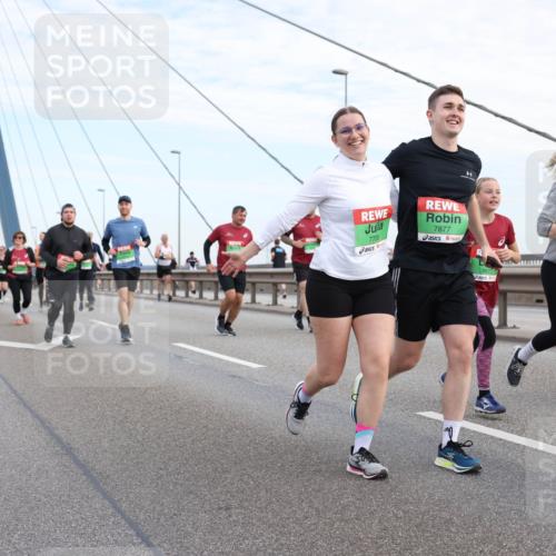 03.10.2025 - Köhlbrandbrückenlauf Lena Gebhardt http://msf.ph/oto/9199266 03.10.2025 15:37:55 Position 1 7700, 7877, 8677 meine-sportfotos.de